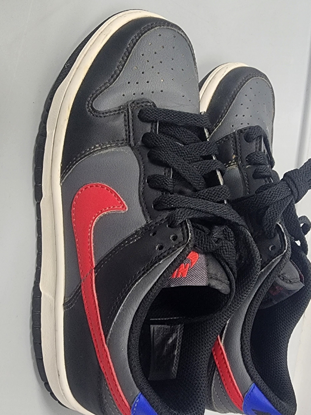 Nike Kids Black & Gray Low-Top Sneakers with Red Swoosh
